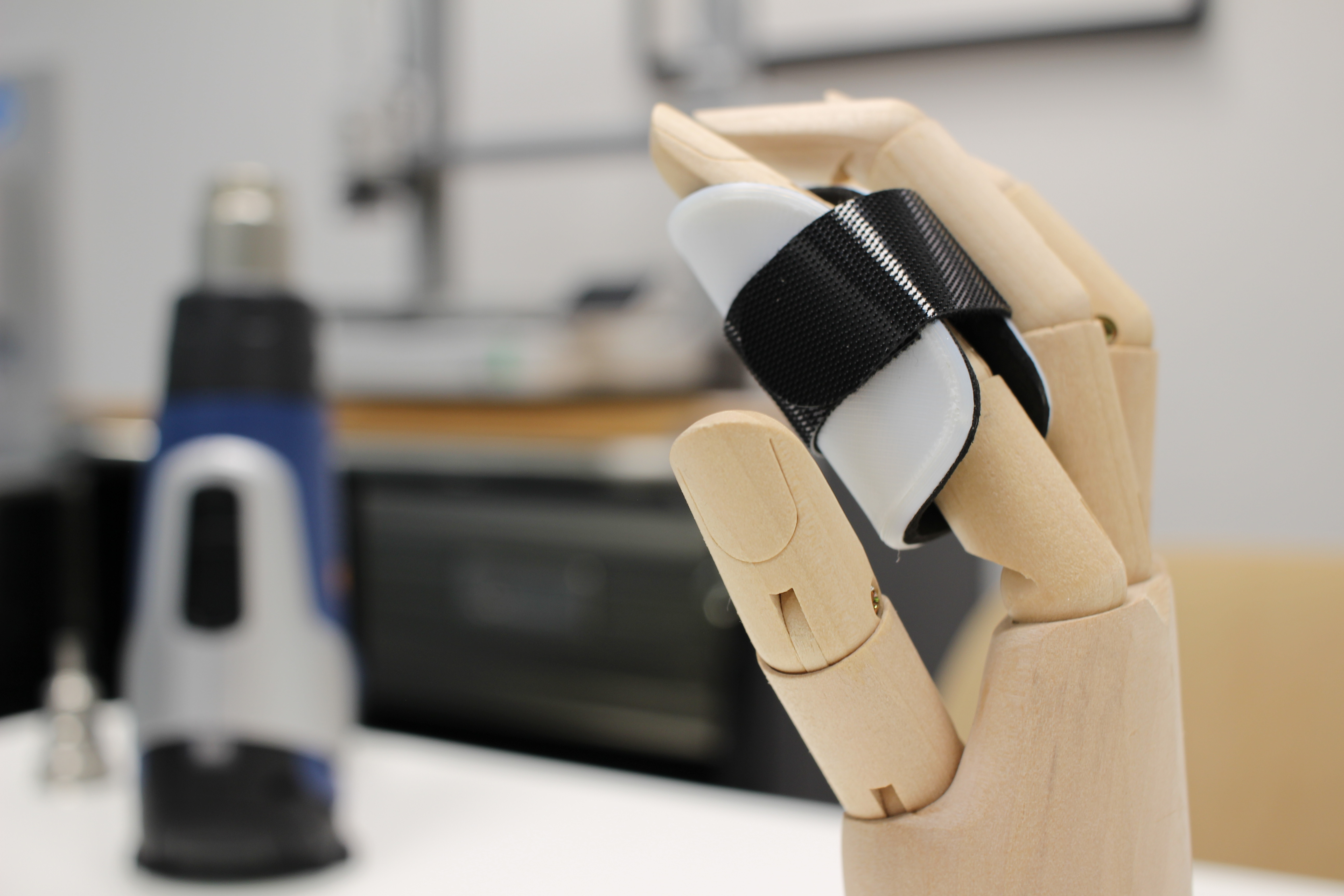 Schiene an einer Holzhand